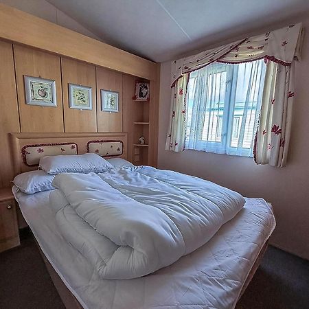 8 Berth Caravan With Decking To Hire At Naze Marine In Essex Ref 17045Nm Walton-on-the-Naze Exteriör bild