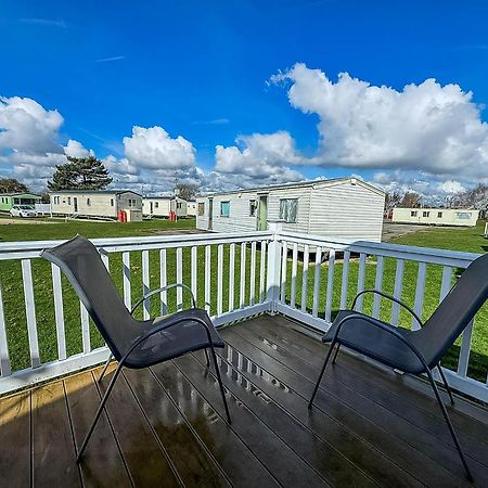 8 Berth Caravan With Decking To Hire At Naze Marine In Essex Ref 17045Nm Walton-on-the-Naze Exteriör bild