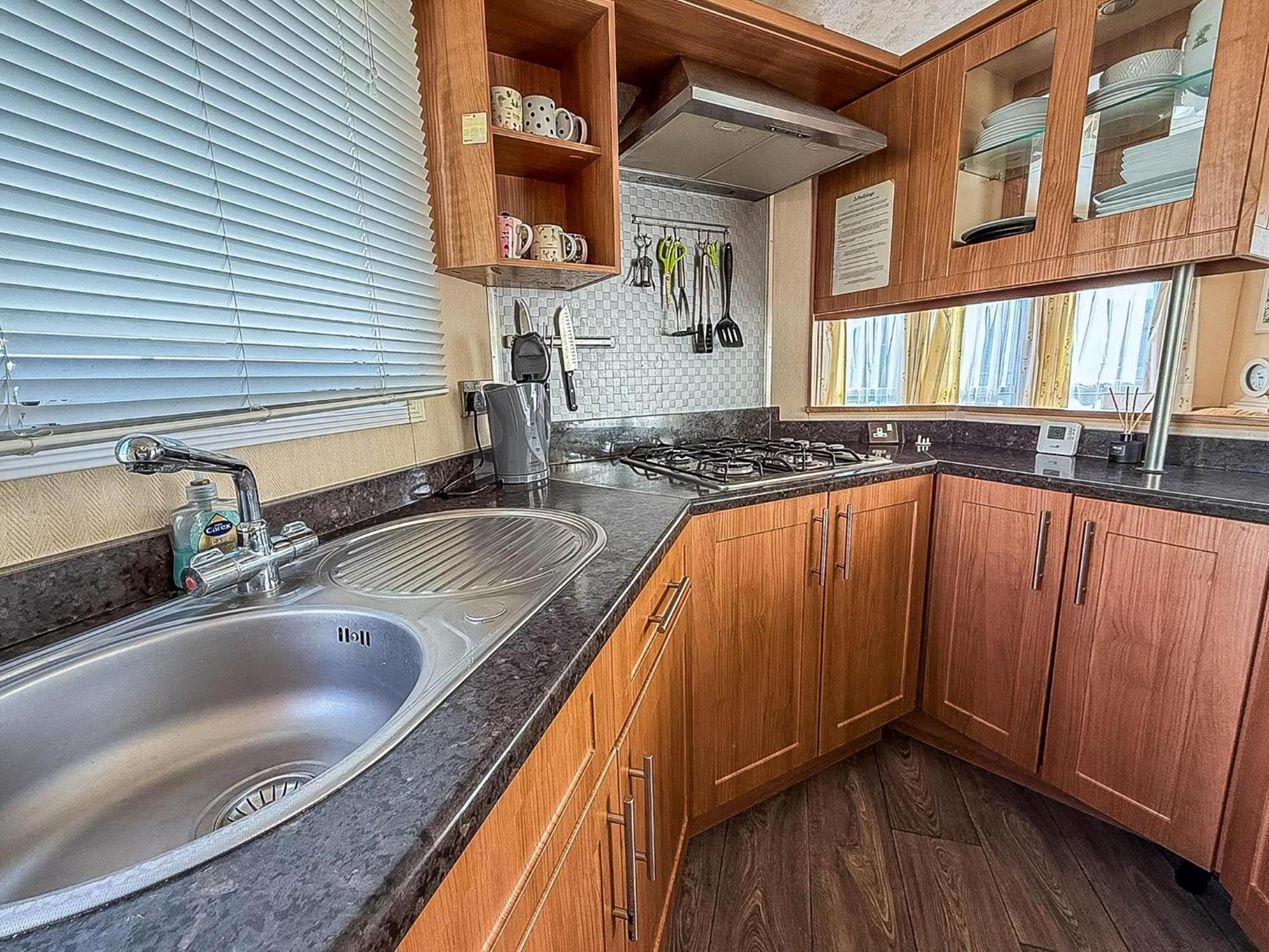 8 Berth Caravan With Decking To Hire At Naze Marine In Essex Ref 17045Nm Walton-on-the-Naze Exteriör bild