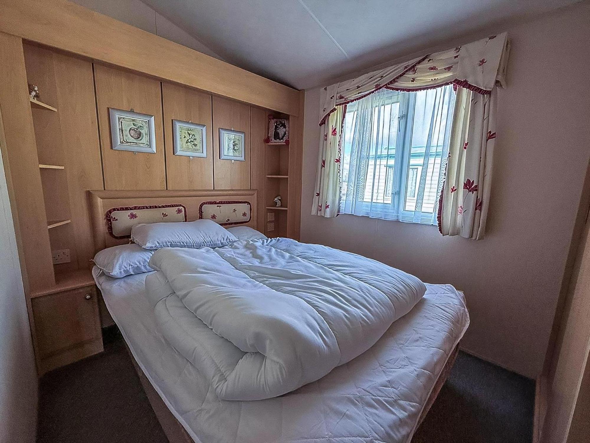 8 Berth Caravan With Decking To Hire At Naze Marine In Essex Ref 17045Nm Walton-on-the-Naze Exteriör bild