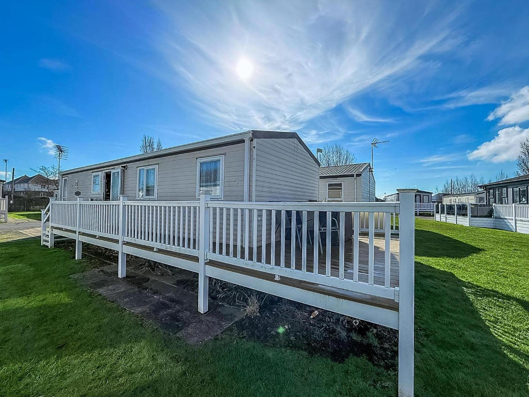 8 Berth Caravan With Decking To Hire At Naze Marine In Essex Ref 17045Nm Walton-on-the-Naze Exteriör bild