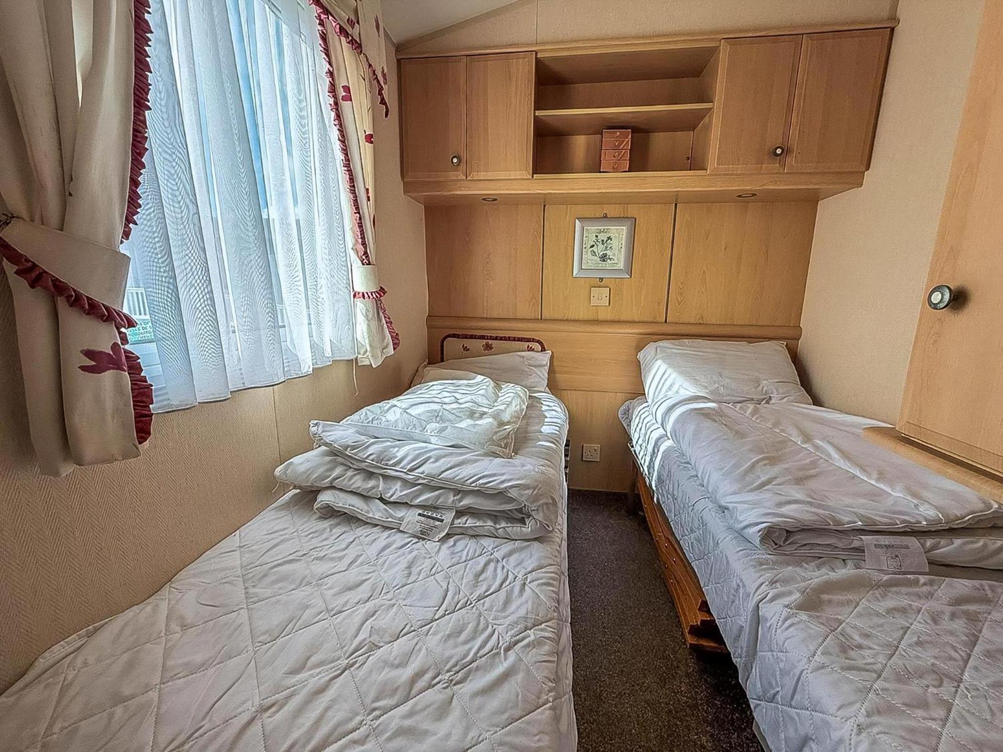 8 Berth Caravan With Decking To Hire At Naze Marine In Essex Ref 17045Nm Walton-on-the-Naze Exteriör bild