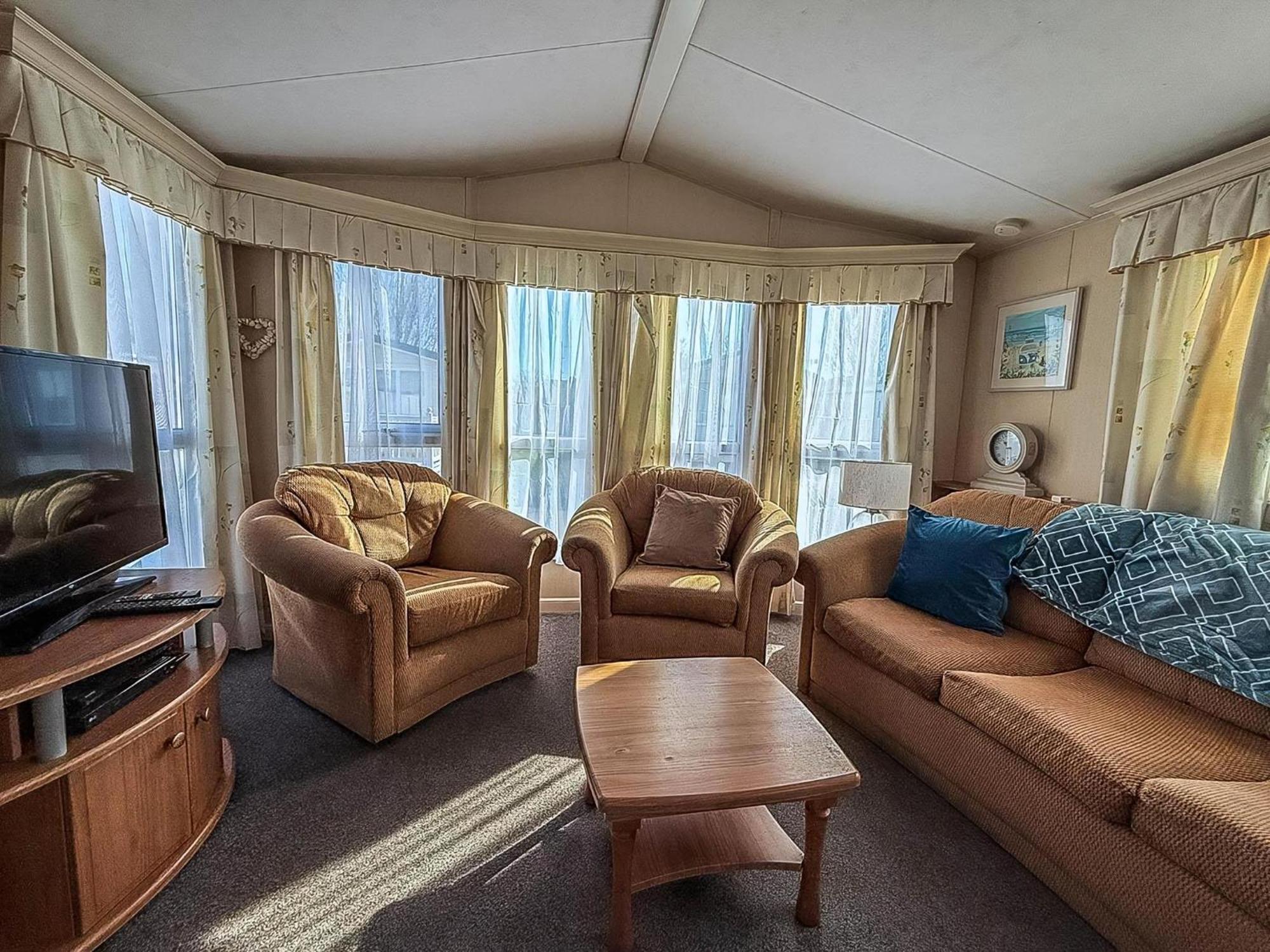 8 Berth Caravan With Decking To Hire At Naze Marine In Essex Ref 17045Nm Walton-on-the-Naze Exteriör bild
